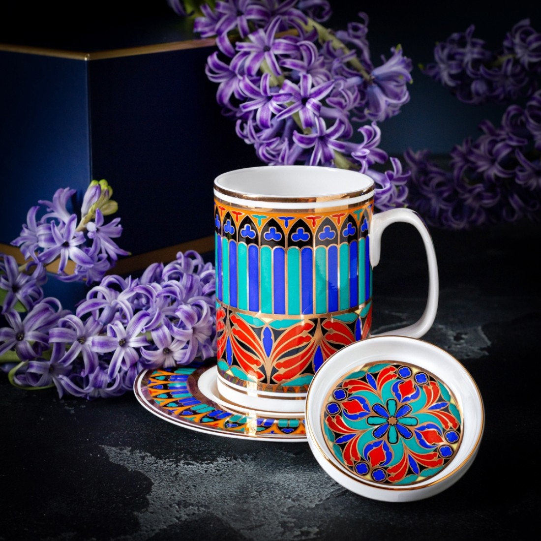 «...своды, крестообразными дугами, все расписанные древними фресками, темная синева фонов, золото, узкие окна с витражам