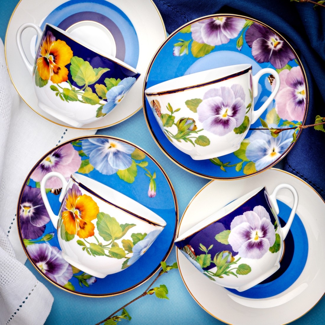 «...в тени, притаились маленькие, незаметные фиалки, и запах их различаешь на расстоянии трех или четырех сажень. И, пра