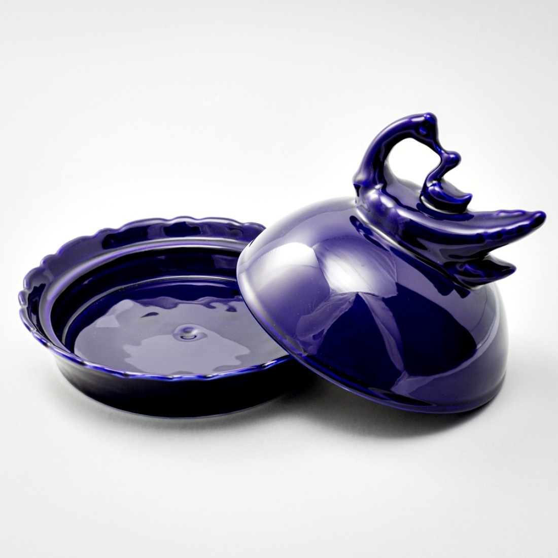 «Едва успеют сесть за стол и рассовать за борты и на колени салфетки, как из кухни торопливо, почти бегом уже несут покр