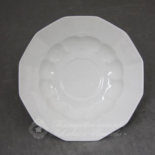 Блюдце кофейное из кофейного сервиза белое 147 x 27 мм.