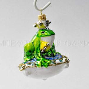 Елочная игрушка в подарочной коробке Царевна-лягушка на голубой подушке 70 x 105 мм.