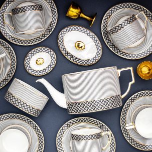 «В это прекрасное весеннее утро мы сидели в комнате Пуаро. Мой... друг, как всегда аккуратный и одетый с иголочки, чуть 