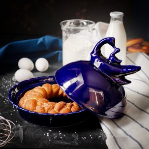 «И целую неделю, чтобы перещеголять друг друга, мы объедаемся блинами, после чего отправляемся кататься на салазках с го