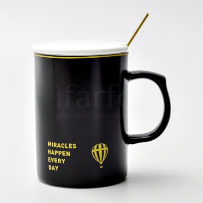 Кружка с крышкой и ложкой «Miracles happen every day» Форма: Royal Classics. Керамика. 480 мл.