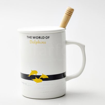 Кружка с крышкой и ложкой «The world of dolphins» Форма: Royal Classics. Керамика. 480 мл.