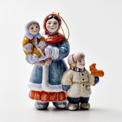 Елочная игрушка Крестьянка с детьми