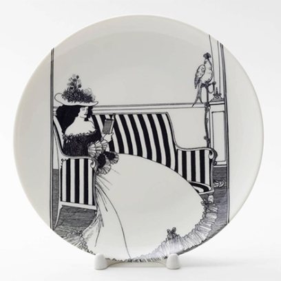 Декоративная тарелка Дама с книгой и попугай