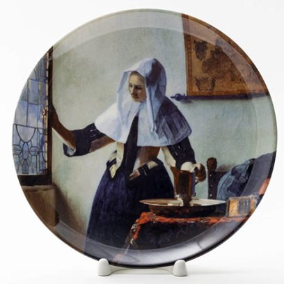 Декоративная тарелка Молодая женщина с кувшином воды