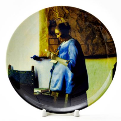 Декоративная тарелка Женщина в голубом, читающая письмо