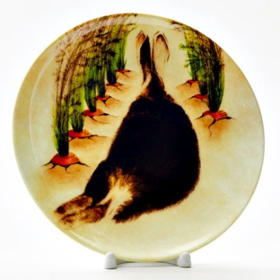 Декоративная тарелка Кролик на морковной грядке