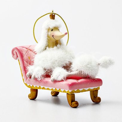 Елочная игрушка Белый пудель на банкетке