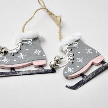 Елочная игрушка Коньки серые. Снежинки