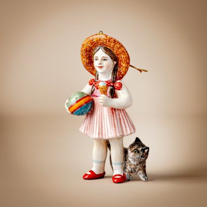 «— Земляничное мороженое! Мы с Лелей подбежали к мороженщику, купили у него два шарика по копейке, моментально их съели