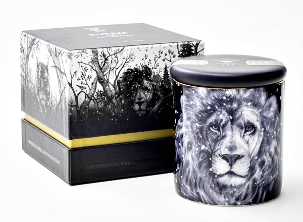 Candle scented in a porcelain candlestick Palo Santo Totem. Lion