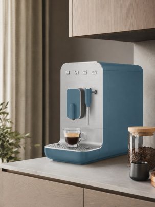 Автоматическая кофемашина с капучинатором SMEG BCC12SBMEU, цвет синий шторм матовый