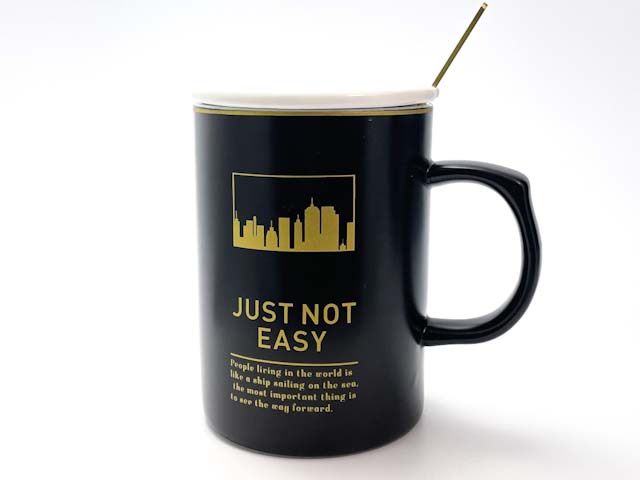 Кружка с крышкой и ложкой «Just not easy» Форма: Royal Classics. Керамика. 480 мл.