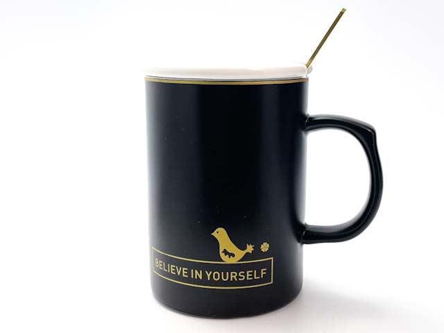 Кружка с крышкой и ложкой «Belive in yourself» Форма: Royal Classics. Керамика. 480 мл.